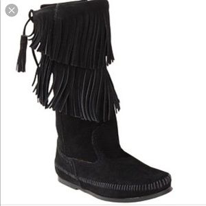 Minnetonka 2 layer fringe boot size 8 black